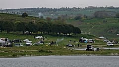 Nach einem Erdbeben der vorläufigen Stärke 6,2 in Istanbul, Türkei, am Mittwoch, 23. April 2025, versammeln sich die Menschen im Freien außerhalb der Stadtgebiete.