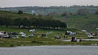 Nach einem Erdbeben der vorläufigen Stärke 6,2 in Istanbul, Türkei, am Mittwoch, 23. April 2025, versammeln sich die Menschen im Freien außerhalb der Stadtgebiete.