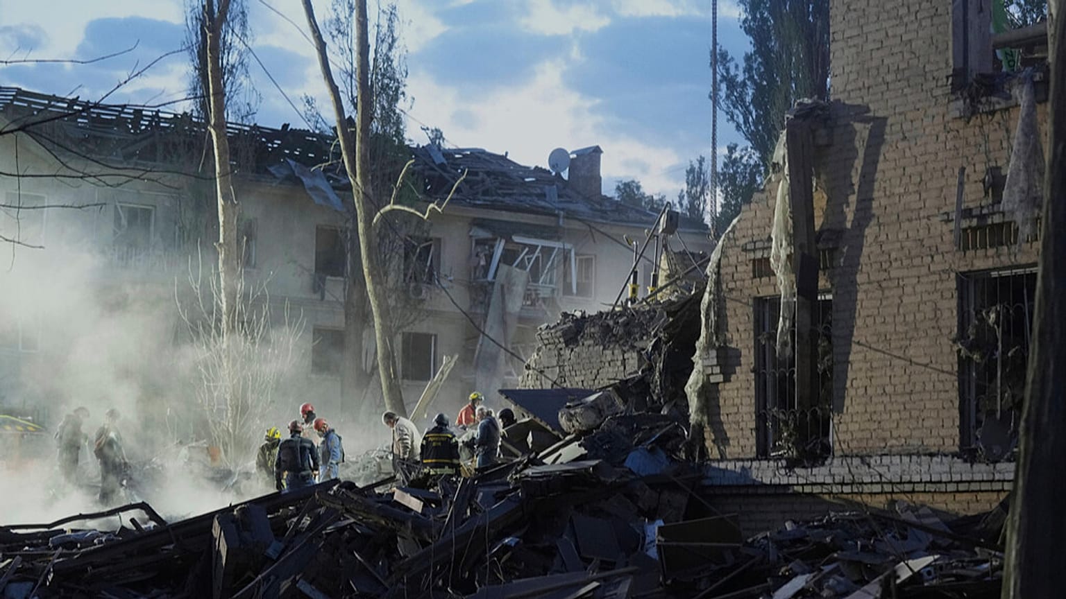Rettungskräfte räumen die Trümmer nach einem russischen Raketenangriff in Kiew, Ukraine, Donnerstag, 24. April 2025.