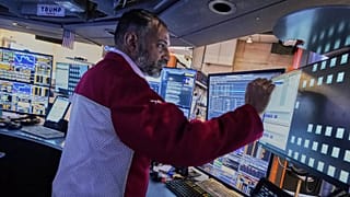 Tüccar Aman Patel, 23 Nisan 2025 Çarşamba günü New York Borsası katında çalışıyor.