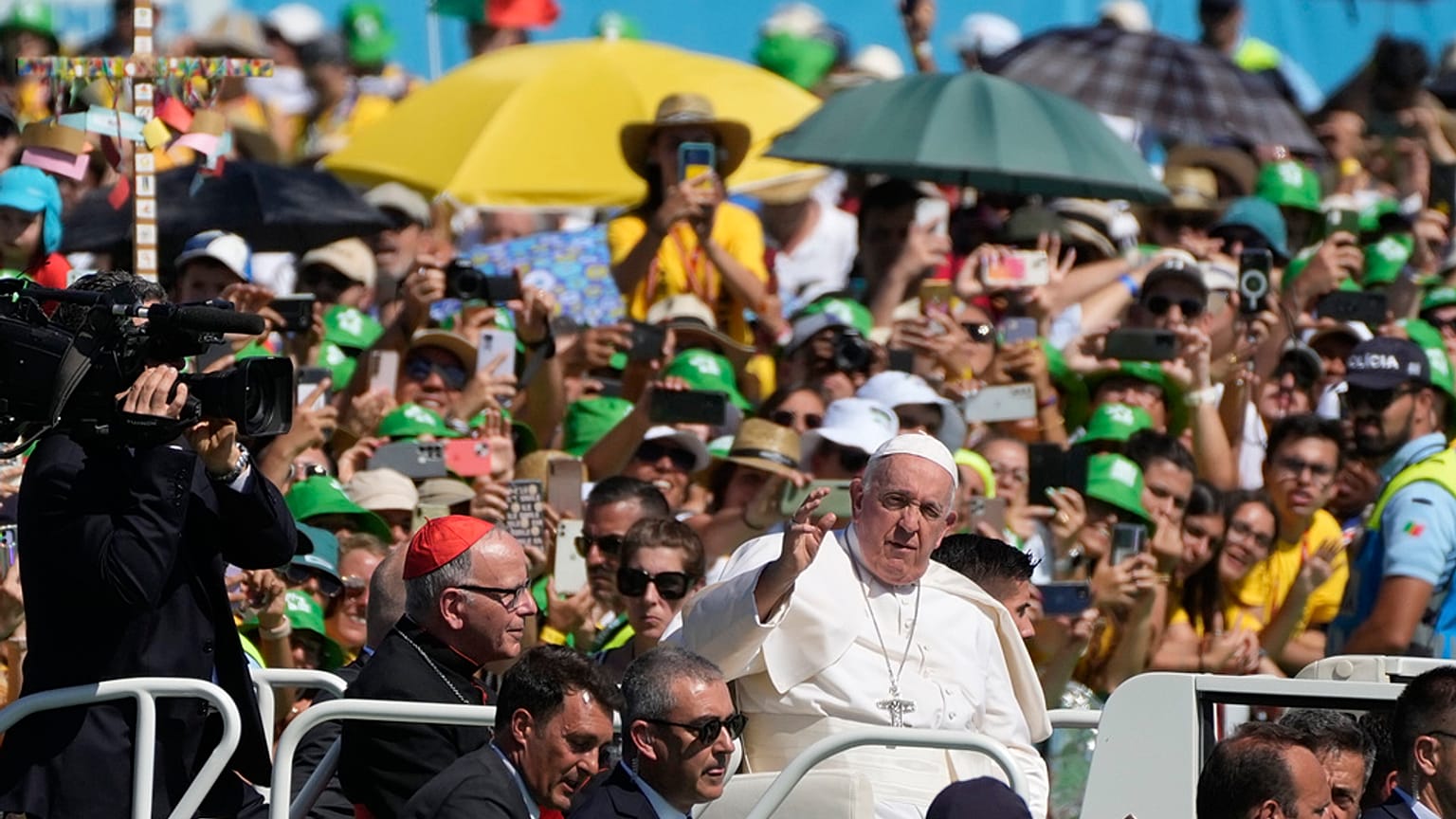 Papież Franciszek spotyka się z tysiącami wolontariuszy Światowych Dni Młodzieży na Passeio Marítimo de Algés, na obrzeżach Lizbony, w niedzielę 6 sierpnia 2023 r.