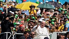 Papa Francesco incontra migliaia di volontari della Giornata Mondiale della Gioventù sul Passeio Marítimo de Algés, alla periferia di Lisbona, domenica 6 agosto 2023.
