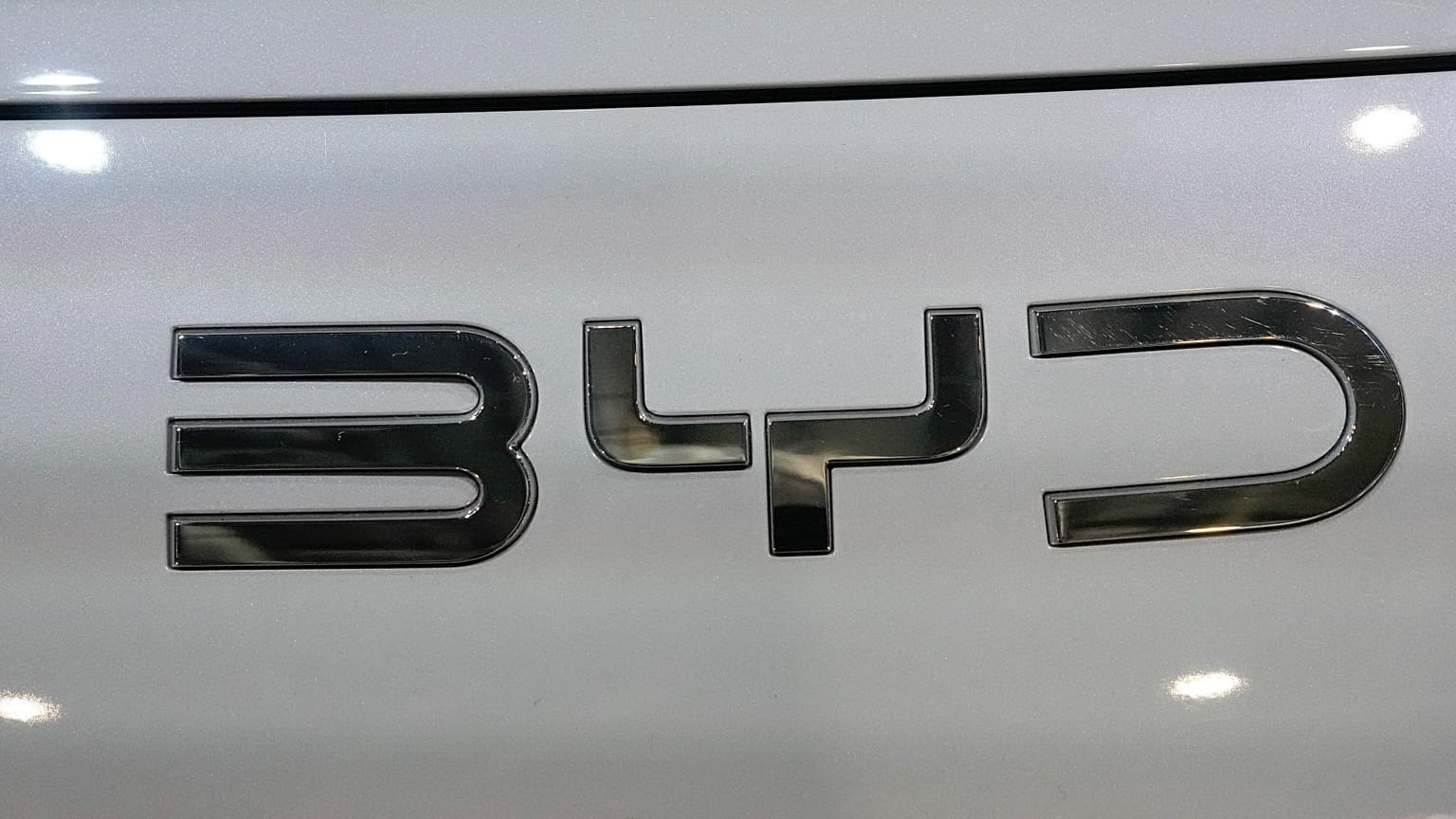 BYD logosu, 15 Ekim 2024 Salı günü Paris'te düzenlenen Paris Otomobil Fuarı'nda fotoğraflandı. 
