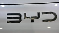BYD logosu, 15 Ekim 2024 Salı günü Paris'te düzenlenen Paris Otomobil Fuarı'nda fotoğraflandı. 