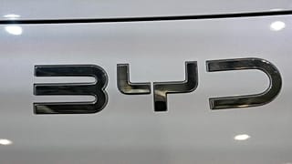 BYD logosu, 15 Ekim 2024 Salı günü Paris'te düzenlenen Paris Otomobil Fuarı'nda fotoğraflandı. 