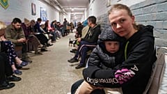 Eine Mutter tröstet ihren Sohn im Keller einer Schule, die als Schutzraum genutzt wird, nach einem russischen Luftangriff auf ein Wohnviertel in Kiew, Ukraine, am Donnerstag, den 24. April 2025.