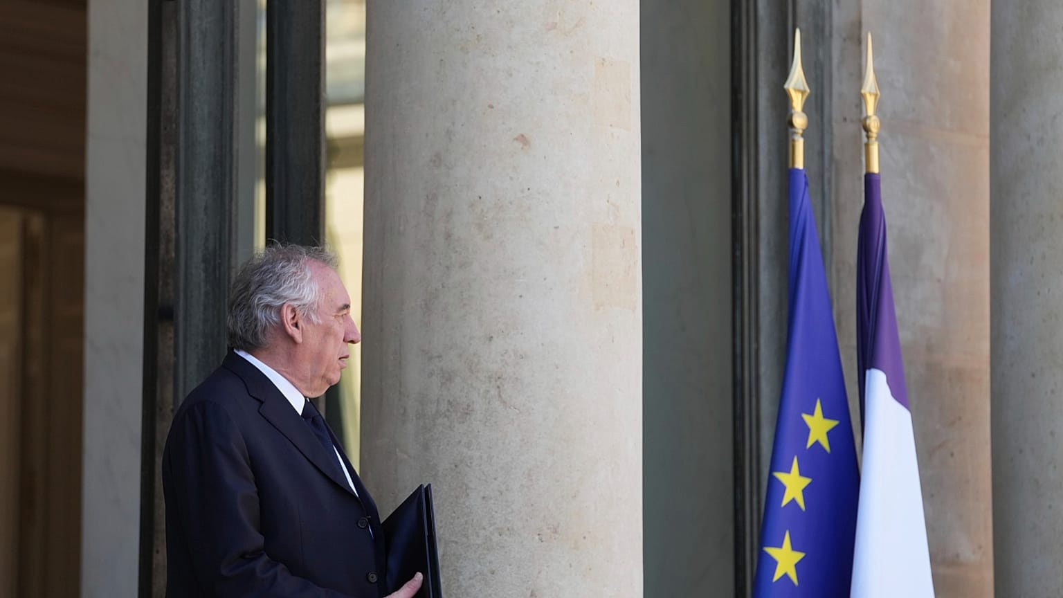 FILE: Premier Francji Francois Bayrou opuszcza cotygodniowe posiedzenie rządu w Pałacu Elizejskim w Paryżu, 19 marca 2025 r.
