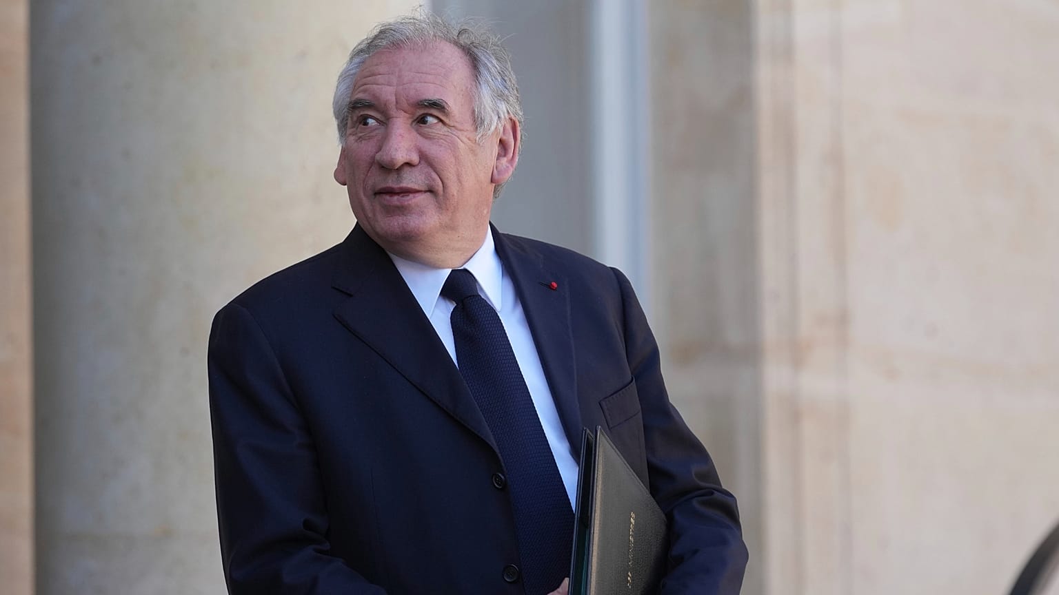Fransa Başbakanı Francois Bayrou 19 Mart 2025 tarihinde Paris'teki Elysee Sarayı'nda düzenlenen haftalık kabine toplantısından ayrılıyor.