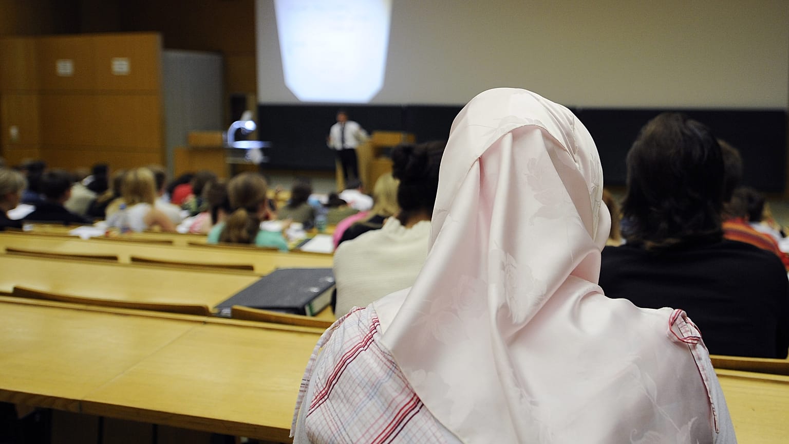 A Zöldek teljeses eltörölnék a köztisztviselőkre vonatkozó fejkendőtilalmat