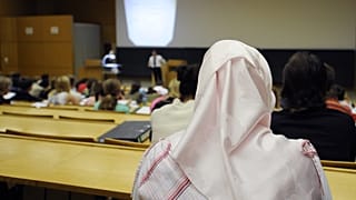 A Zöldek teljeses eltörölnék a köztisztviselőkre vonatkozó fejkendőtilalmat