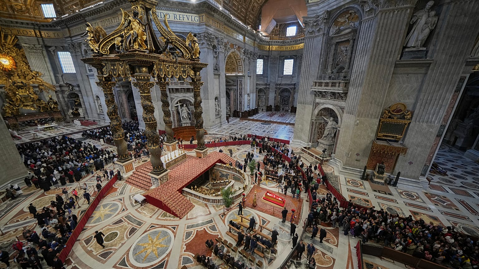Allein am ersten Tag der Aufbahrung kamen 20.000 Menschen in den Petersdom, um Papst Franziskus die letzte Ehre zu erweisen