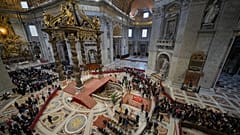 Allein am ersten Tag der Aufbahrung kamen 20.000 Menschen in den Petersdom, um Papst Franziskus die letzte Ehre zu erweisen
