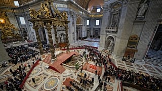 Des fidèles rendent hommage au Pape François, qui repose dans la basilique Saint-Pierre au Vatican, le jeudi 24 avril 2025