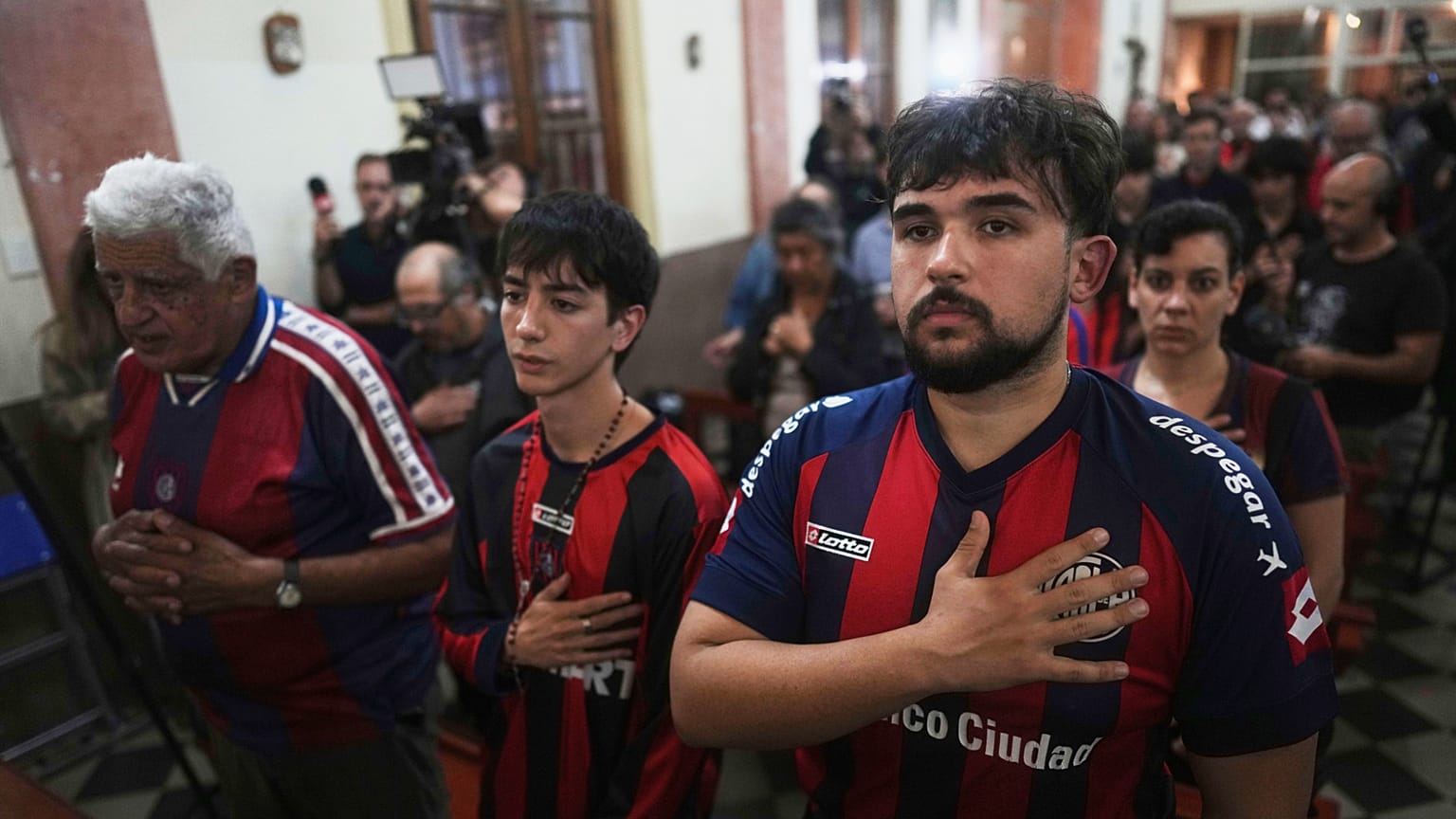 Fans des Fußballvereins San Lorenzo besuchen eine Messe in der San-Antonio-Pfarrei zu Ehren des verstorbenen Papstes Franziskus, eines lebenslangen Unterstützers des Vereins, in Buenos Aires, Argentinien, am 23.04.2025