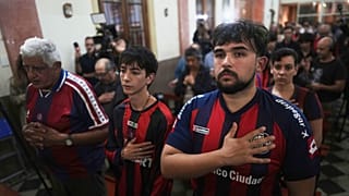 مشجعو نادي سان لورينزو لكرة القدم يحضرون قداسًا في كنيسة سان أنطونيو تكريمًا للبابا الراحل فرانسيس، وهو مناصر دائم للنادي، في بوينس آيرس، الأرجنتين، 23.04.2025