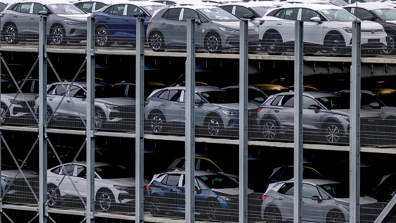 Vehículos eléctricos producidos por Volkswagen Sajonia aparcan antes en las instalaciones de la planta de Zwickau, en Zwickau, este de Alemania.
