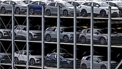Vehículos eléctricos producidos por Volkswagen Sajonia aparcan antes en las instalaciones de la planta de Zwickau, en Zwickau, este de Alemania.