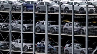 Vehículos eléctricos producidos por Volkswagen Sajonia aparcan antes en las instalaciones de la planta de Zwickau, en Zwickau, este de Alemania.