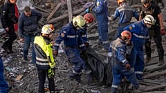 Kurtarma görevlileri, Kiev'de bir yerleşim bölgesinde meydana gelen Rus saldırısının ardından enkaz altında bulunan bir kurbanın cesedini taşıyor, 4 Nisan 2025