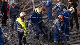Kurtarma görevlileri, Kiev'de bir yerleşim bölgesinde meydana gelen Rus saldırısının ardından enkaz altında bulunan bir kurbanın cesedini taşıyor, 4 Nisan 2025