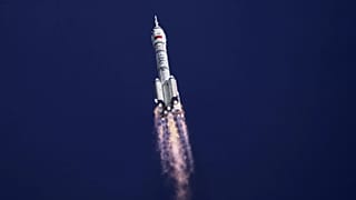 O foguetão chinês Longa Marcha 2F descola para uma missão tripulada a partir do Centro de Lançamento de Satélites de Jiuquan, em Jiuquan.