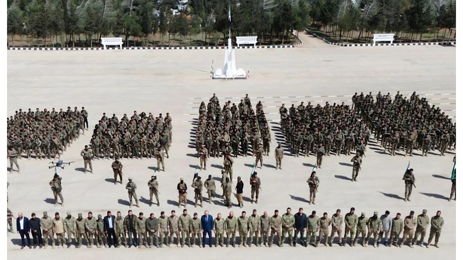 De um espetáculo de receção militar na nova fase após a queda do regime de Assad.