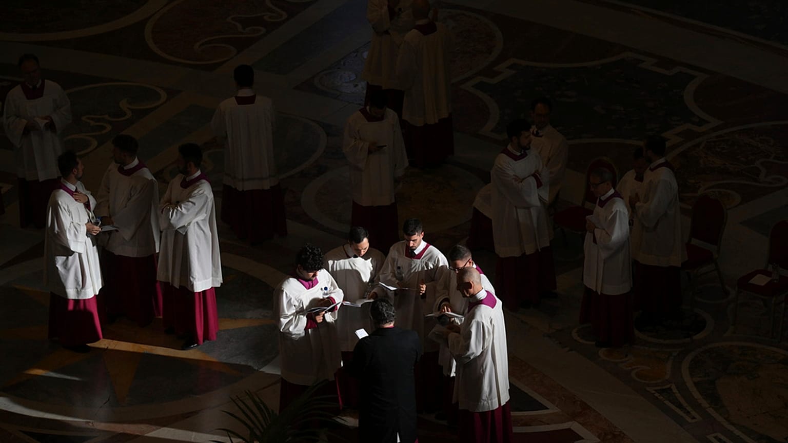 Prałaci oczekują na przybycie konduktu pogrzebowego papieża Franciszka w Bazylice Świętego Piotra w Watykanie, w środę 23 kwietnia 2025 r.,