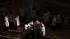 Prałaci oczekują na przybycie konduktu pogrzebowego papieża Franciszka w Bazylice Świętego Piotra w Watykanie, w środę 23 kwietnia 2025 r.,