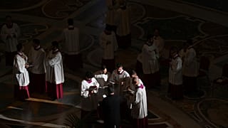 Prałaci oczekują na przybycie konduktu pogrzebowego papieża Franciszka w Bazylice Świętego Piotra w Watykanie, w środę 23 kwietnia 2025 r.,
