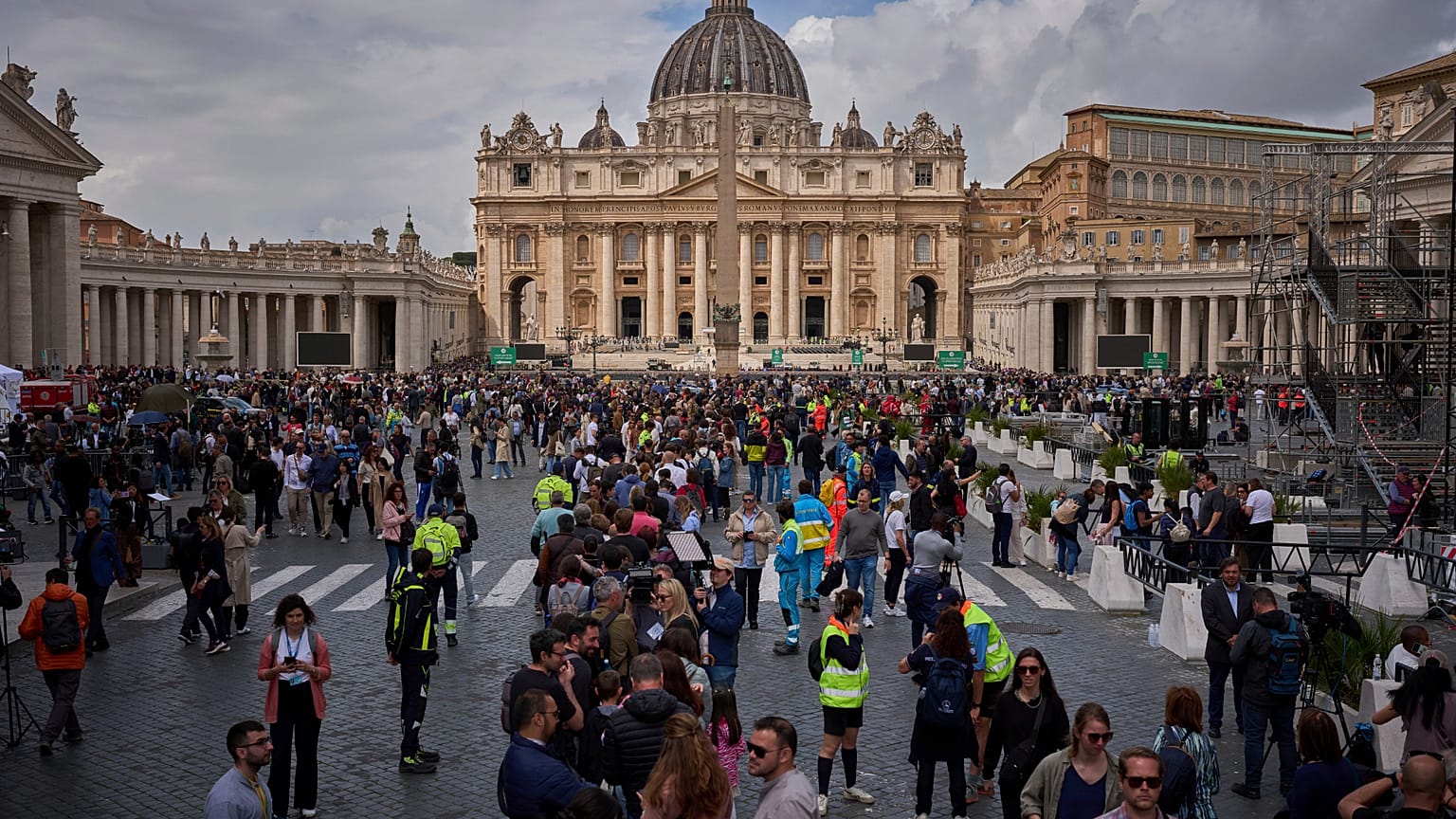 Pessoas fazem fila para entrar na Basílica de São Pedro para prestar homenagem ao Papa Francisco,