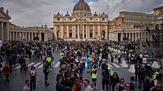 Des personnes font la queue pour rendre hommage au pape François alors que sa dépouille est exposée, à l'extérieur de la basilique Saint-Pierre, au Vatican, le 23 avril 2025