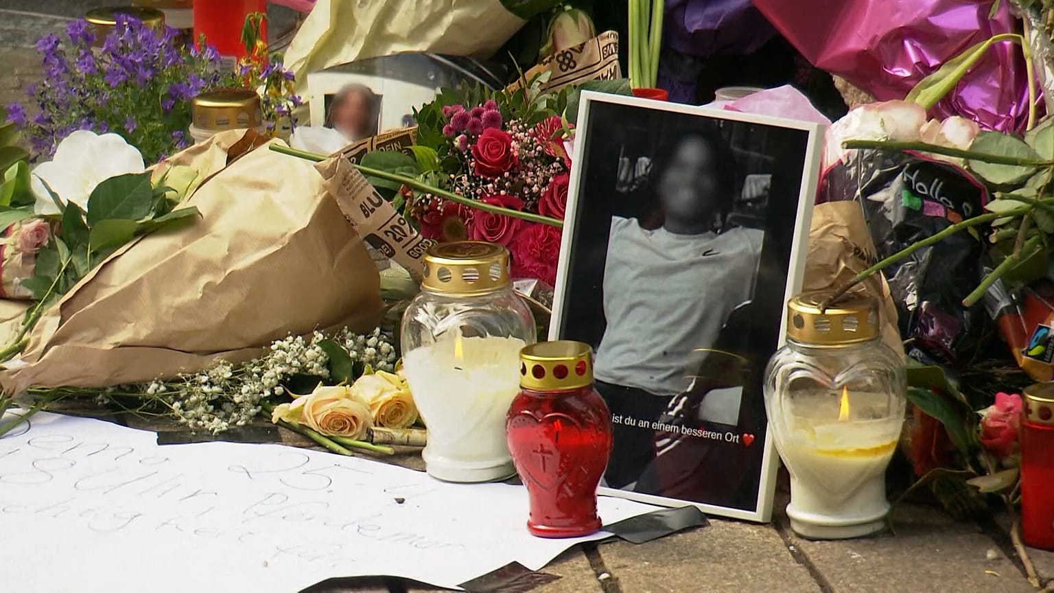 Flores y velas colocadas por el público en el lugar del tiroteo
