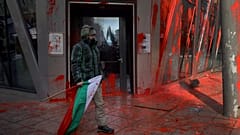 Ein Demonstrant mit einer bulgarischen Flagge läuft während nationalistischer Proteste vor dem Büro der EU-Kommission in Sofia, 22. Februar 2025.