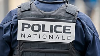 Un officier de police français avant la visite du président français dans un commissariat de police à Bordeaux, dans l'ouest de la France, vendredi 9 février 2024
