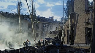 Equipas de resgate limpam os escombros após um ataque de mísseis balísticos russos em Kiev, 24 de abril de 2025