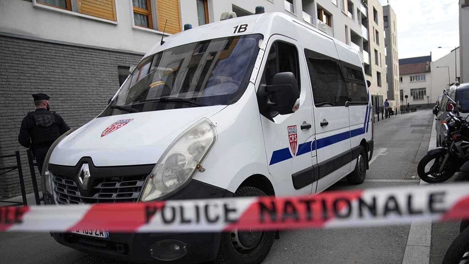 Polizeibeamte sperren eine Straße, nachdem die Entdeckung einer riesigen nicht explodierten Bombe aus dem Zweiten Weltkrieg in Paris ein Verkehrschaos verursacht hat.