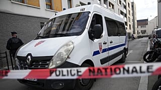 Polizeibeamte sperren eine Straße, nachdem die Entdeckung einer riesigen nicht explodierten Bombe aus dem Zweiten Weltkrieg in Paris ein Verkehrschaos verursacht hat.