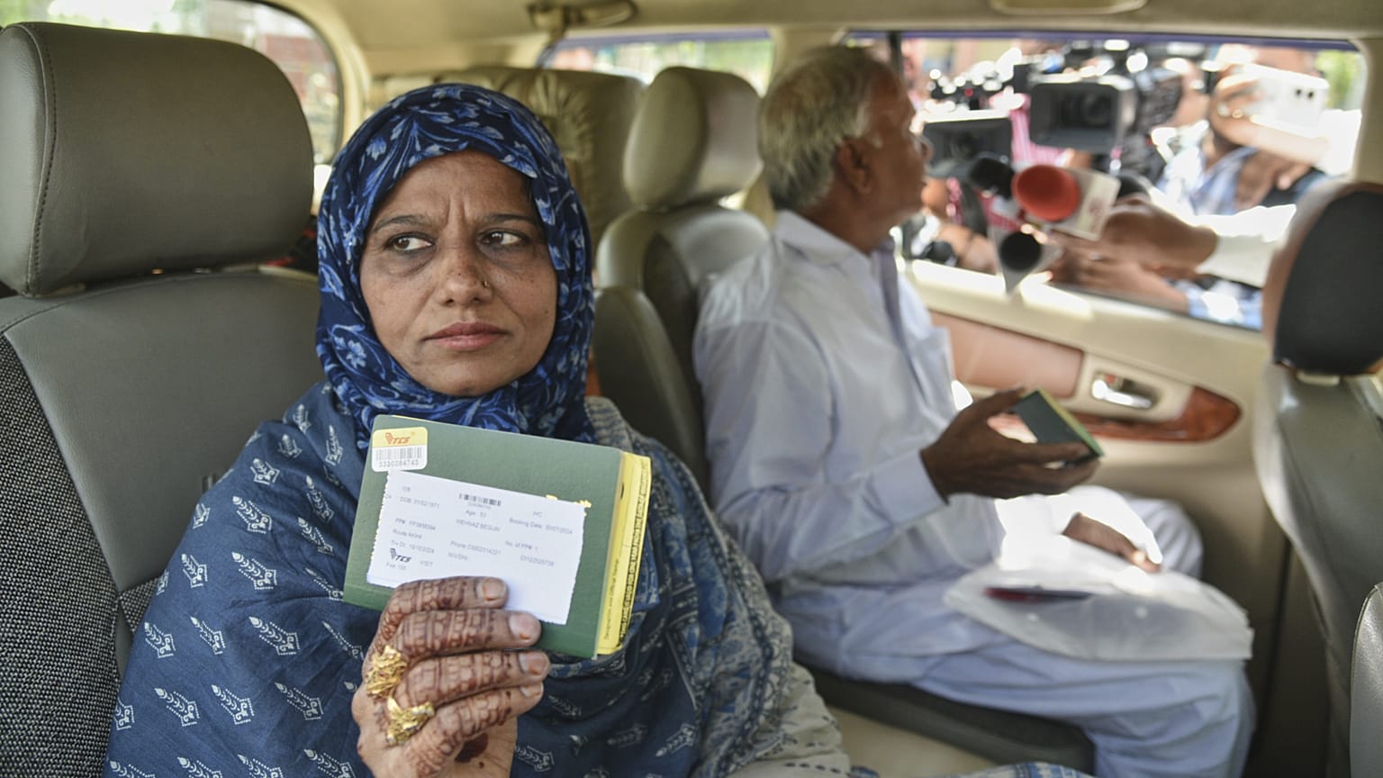 Un couple pakistanais montre ses passeports alors qu'il rentre chez lui via Attari-Wagah près d'Amritsar, le jeudi 24 avril 2025.