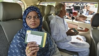 Una pareja paquistaní muestra sus pasaportes mientras regresan a casa por Attari-Wagah, cerca de Amritsar, 24 de abril de 2025.