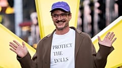 Pedro Pascal posa para os fotógrafos à chegada a uma sessão do filme "Thunderbolts", na terça-feira, 22 de abril de 2025, em Londres. 