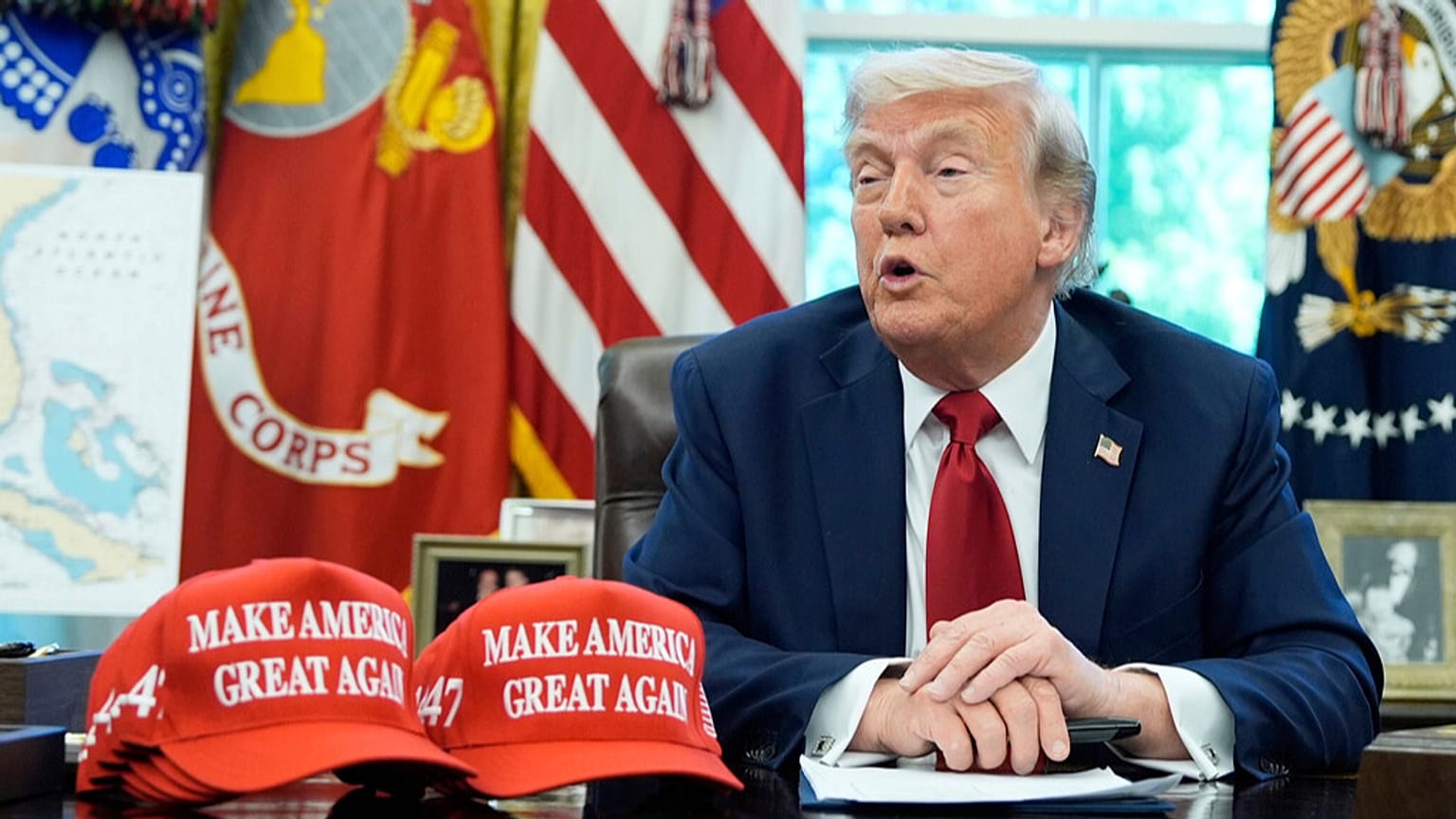 Präsident Donald Trump spricht mit Reportern, während er im Oval Office des Weißen Hauses am Mittwoch, 23. April 2025.