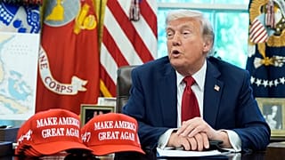 Präsident Donald Trump spricht mit Reportern, während er im Oval Office des Weißen Hauses am Mittwoch, 23. April 2025.