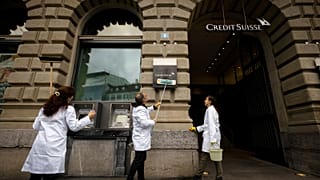 Activistas climáticos en la entrada del banco suizo Credit Suisse durante una protesta contra las inversiones en combustibles fósiles en Zúrich, Suiza, mayo de 2023.