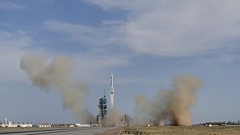 Chińska rakieta Długi Marsz 2F startuje z załogową misją z Centrum Startowego Satelitów Jiuquan w Jiuquan. - Andy Wong/Copyright 2025 The AP. Wszelkie prawa zastrzeżone