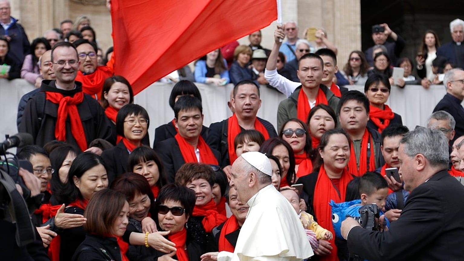 Papst Franziskus trifft eine Gruppe von Gläubigen aus China am Ende seiner wöchentlichen Generalaudienz auf dem Petersplatz im Vatikan, Mittwoch, 18. April 2018. (AP Photo/Gregori