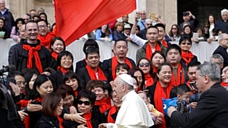 Papst Franziskus trifft eine Gruppe von Gläubigen aus China am Ende seiner wöchentlichen Generalaudienz auf dem Petersplatz im Vatikan, Mittwoch, 18. April 2018. (AP Photo/Gregori