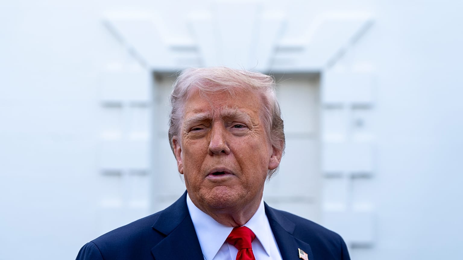 Donald Trump riporterekhez beszél a Fehér Ház előtt 2025. április 23.-án