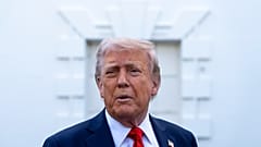 Donald Trump riporterekhez beszél a Fehér Ház előtt 2025. április 23.-án
