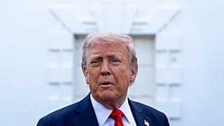 Donald Trump riporterekhez beszél a Fehér Ház előtt 2025. április 23.-án