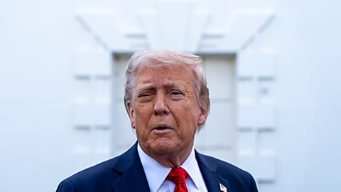 Donald Trump riporterekhez beszél a Fehér Ház előtt 2025. április 23.-án